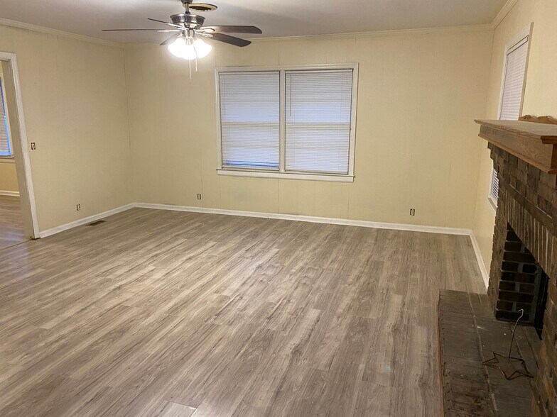 Building Photo - 374 E Monroe Ave