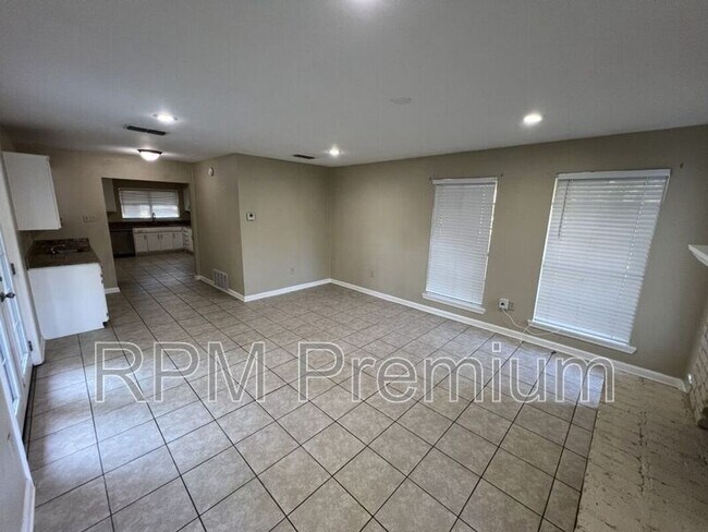 Building Photo - 3280 Crestaire Dr