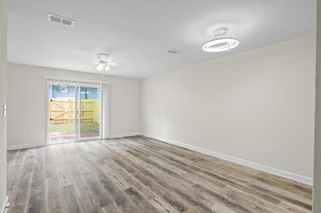 Building Photo - 11359 Bedford Oaks Dr