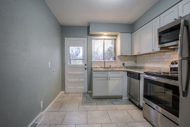 Building Photo - 514 NE Corder St