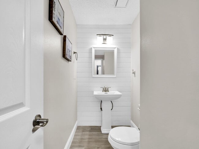 Building Photo - 1061 Quail Hollow Dr