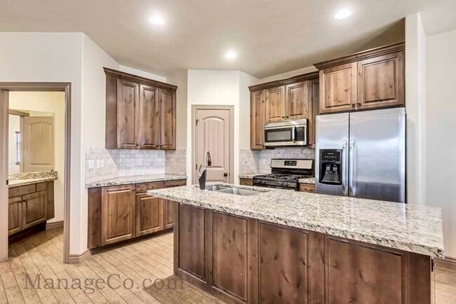 Building Photo - Spacious Orem Townhouse