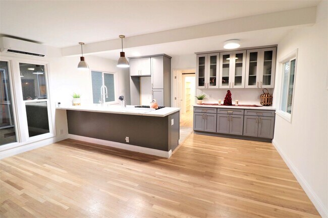 Building Photo - 1230 N Hollywood Way