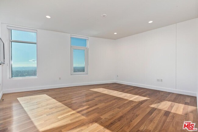 Building Photo - 1 W Century Dr