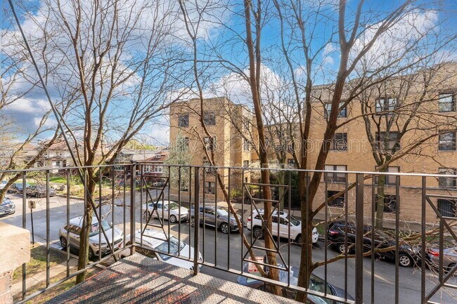 Building Photo - 4406 N Sacramento Ave