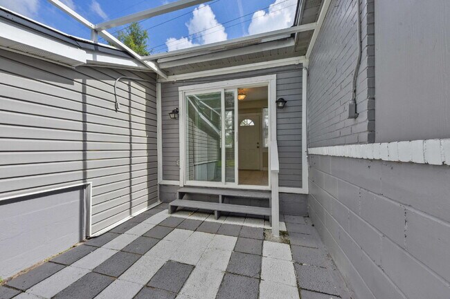 Building Photo - Renovated 3-Bedroom Home in the Heart of M...