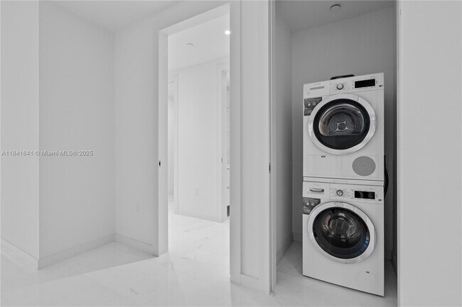 Building Photo - 300 Biscayne Blvd Way