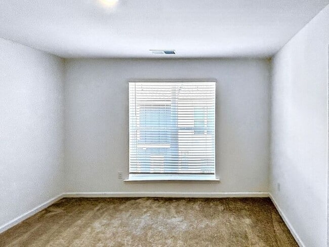 Building Photo - 4-Bedroom Home with Scenic Views and Conve...