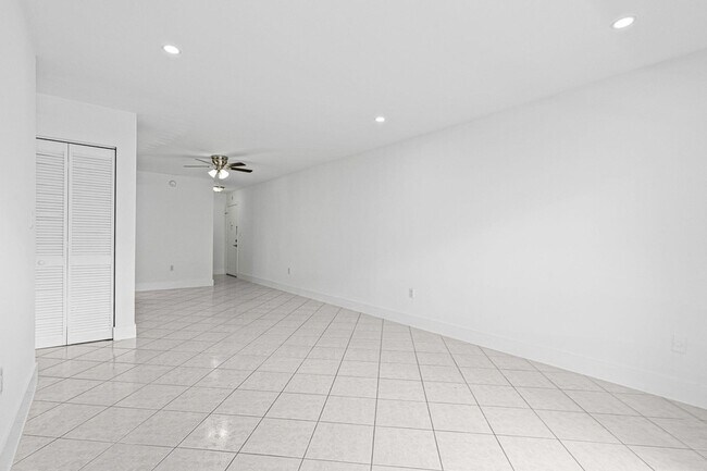 Building Photo - 9227 SW 87th Ave