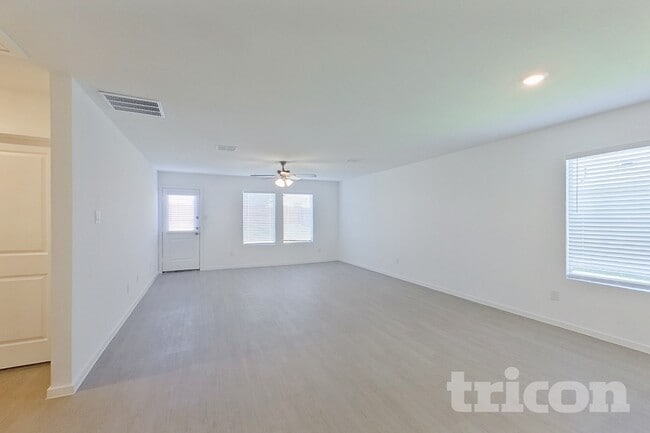 Building Photo - 1604 Parlier St