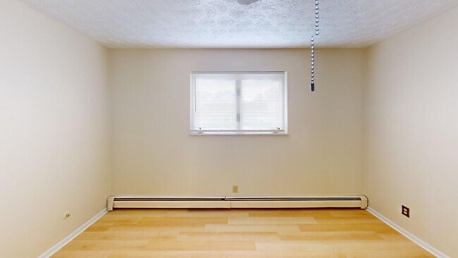 Building Photo - Excellent Location! Canfield, 2 Bedroom Re...