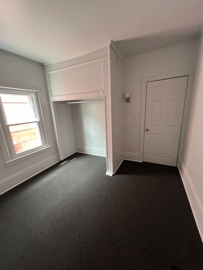Building Photo - FOUR BEDROOM/ONE BATH ROW