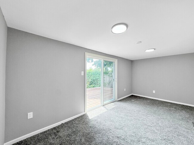 Building Photo - Don’t Miss This Lovely 2-Bed, 1-Bath Home ...