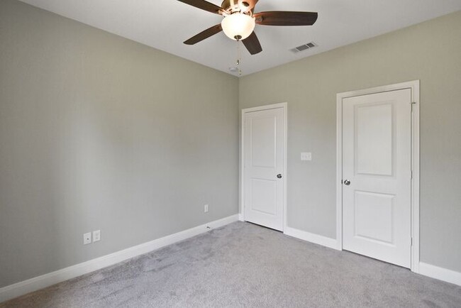Building Photo - Stunning 4 Bed 2 Bath!
