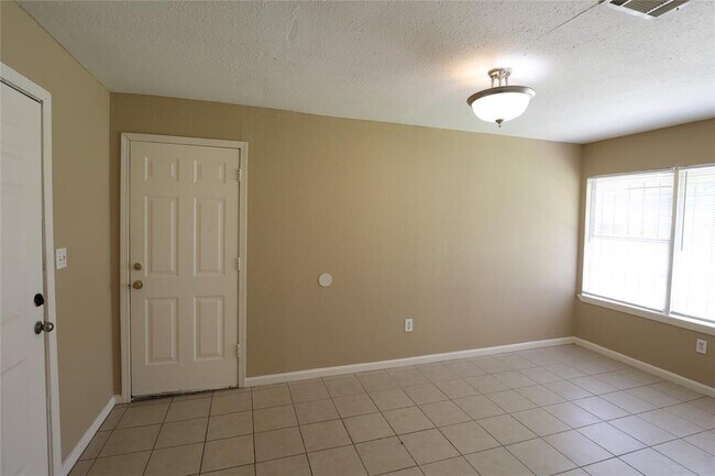 Building Photo - 5734 Lyndhurst Dr