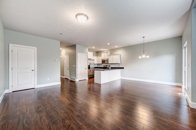 Building Photo - 4251 Cresthaven Ln