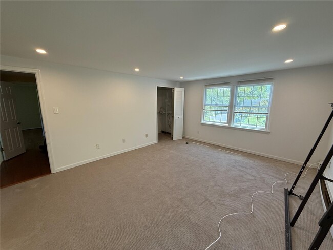 Building Photo - 7 Manor Ln