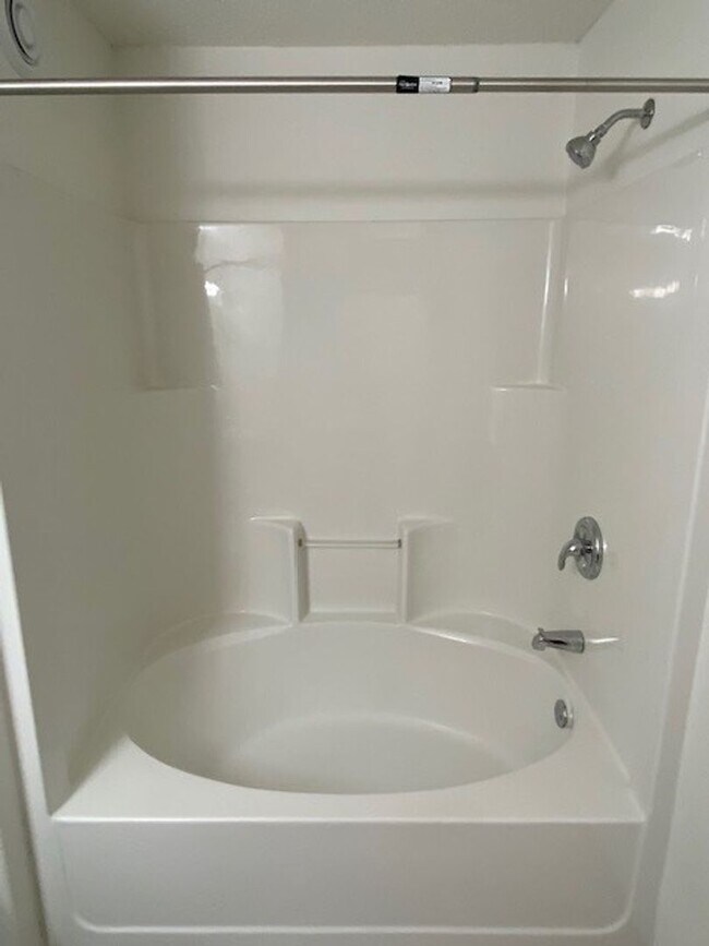 Building Photo - Comfortable 4 Bedroom with Garage & Fenced Yard for Rent!