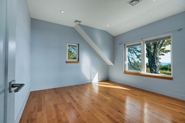 Building Photo - 1 Shoreline Dr