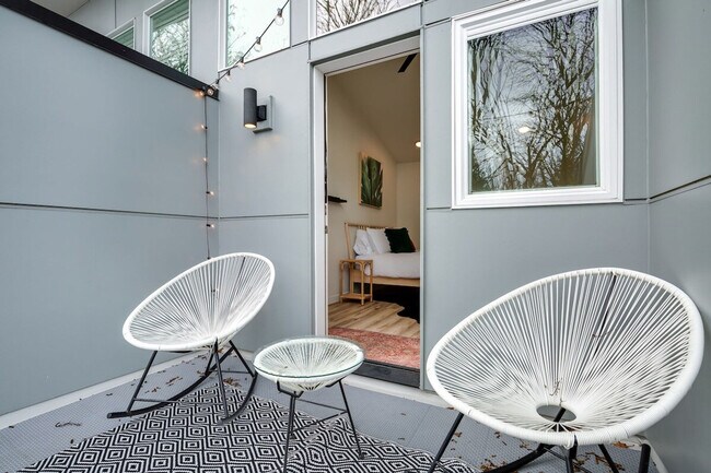 Building Photo - 3843 20th Ave SW