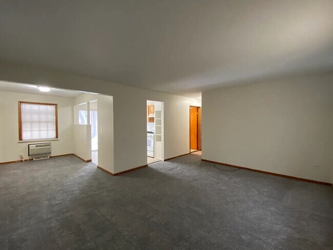 Building Photo - 2-Bedroom Remodeled Unit across from Lake Erie