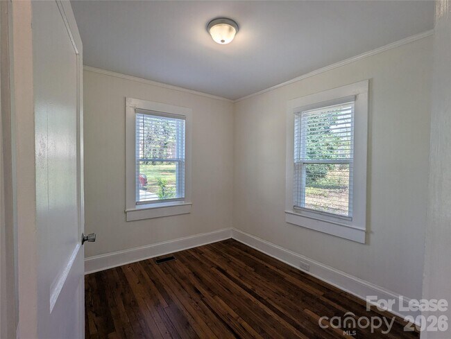 Building Photo - 215 Eastside Dr