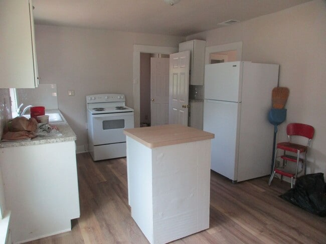 Building Photo - Charming Remodeled 2/1 Home