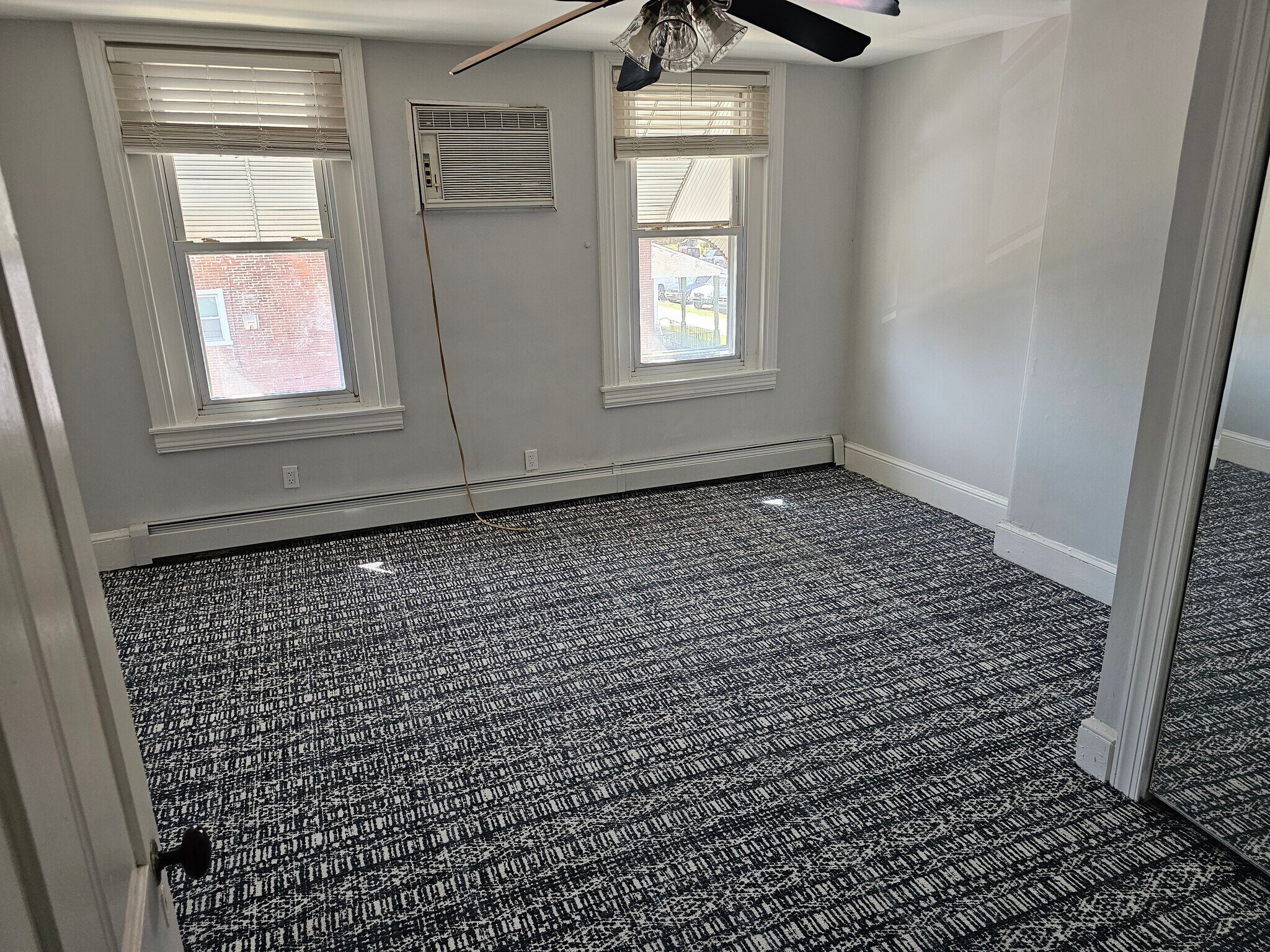 Building Photo - 721 W Oak St