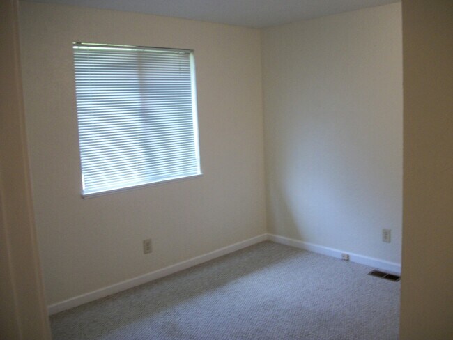 Building Photo - Tracyton Home! 2 Bedrooms with Large Fenced Yard