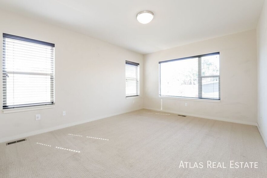 Building Photo - 3359 Mariposa St