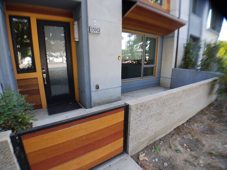 Building Photo - 139 W Live Oak Ave