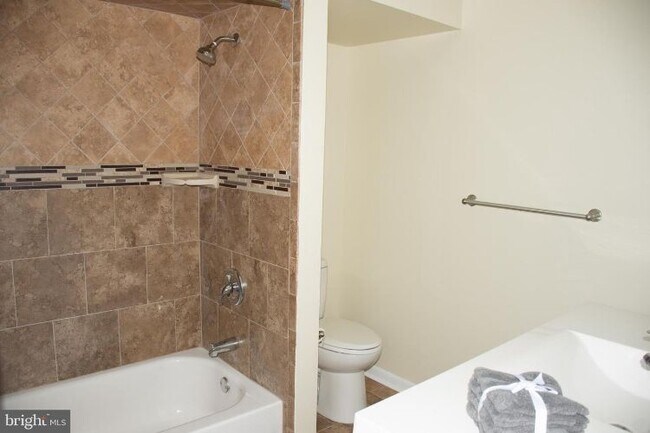 Building Photo - 202 Salem Ct