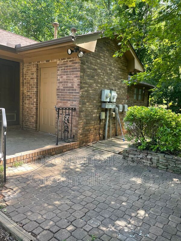 Building Photo - 100 Pinebrook Rd