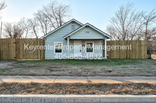 Building Photo - 2709 N Fonshill Ave