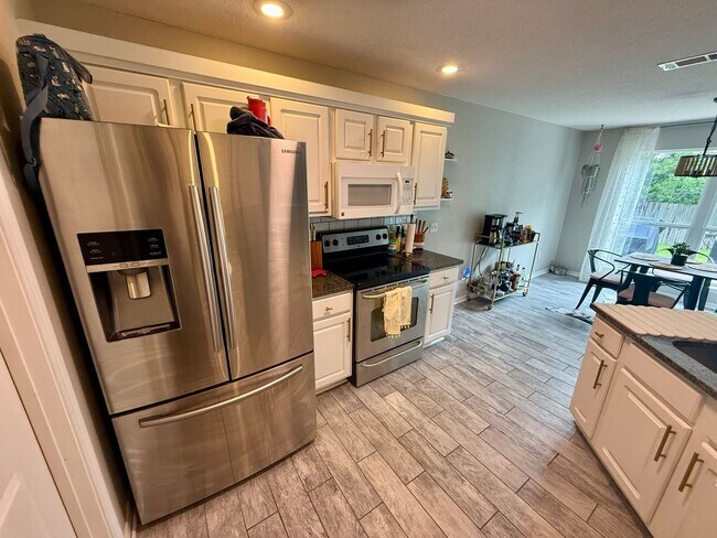 Building Photo - 447 Forest Glen Pl