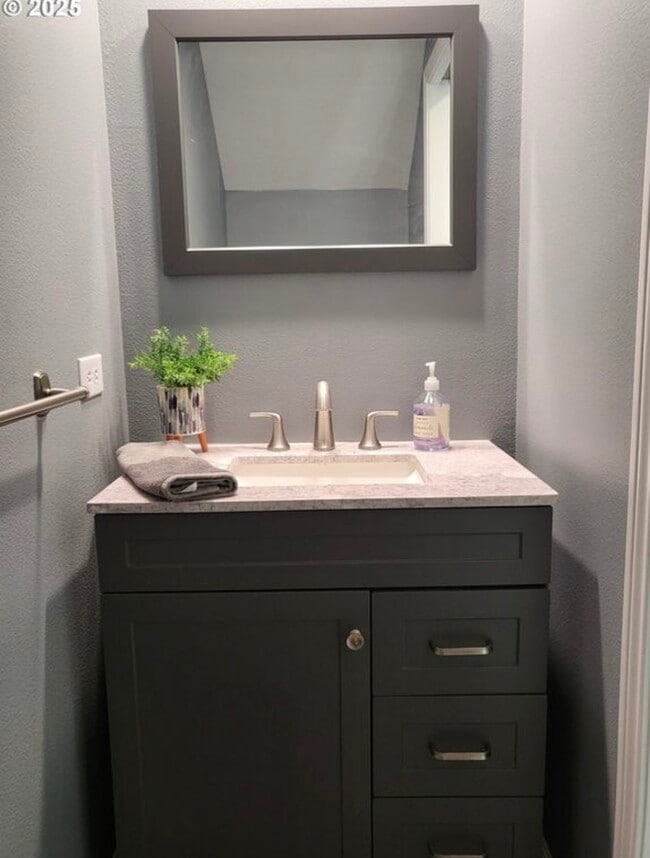 Building Photo - 2114 SE 60th Ave