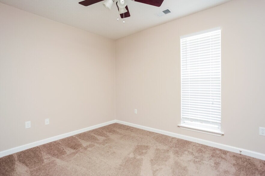 Building Photo - 8035 Park Pike