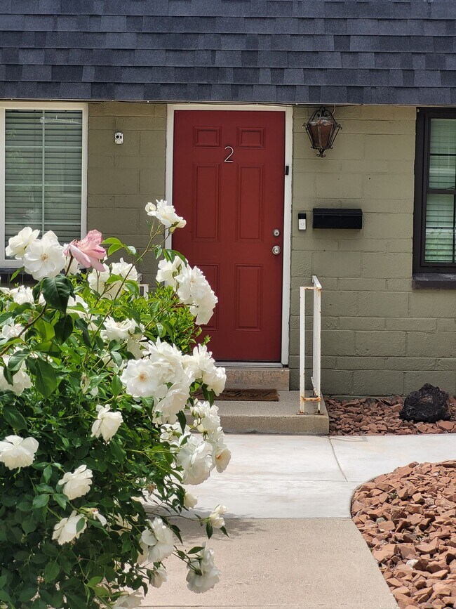 Building Photo - 1 Bed 1 Bath Main Level (no neighbors above or below) Apartment within Walking Distance to Whole ...
