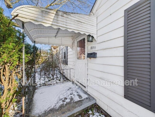 Building Photo - 871 Kennebec Ave