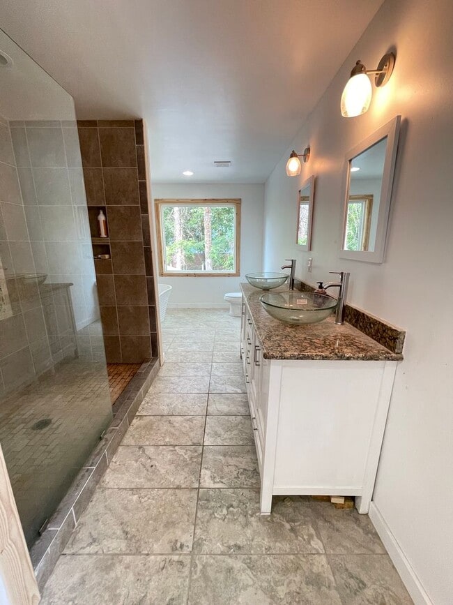 Building Photo - Big and Beautiful House with attached 1br ...