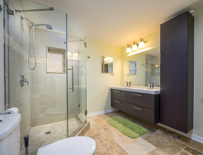 Building Photo - 33 River Oaks Cir E