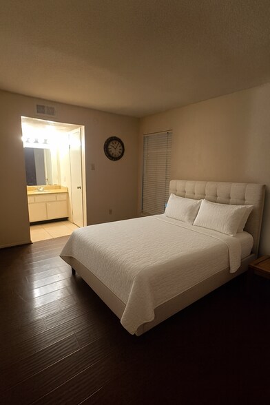 Building Photo - 9000 Bissonnet St