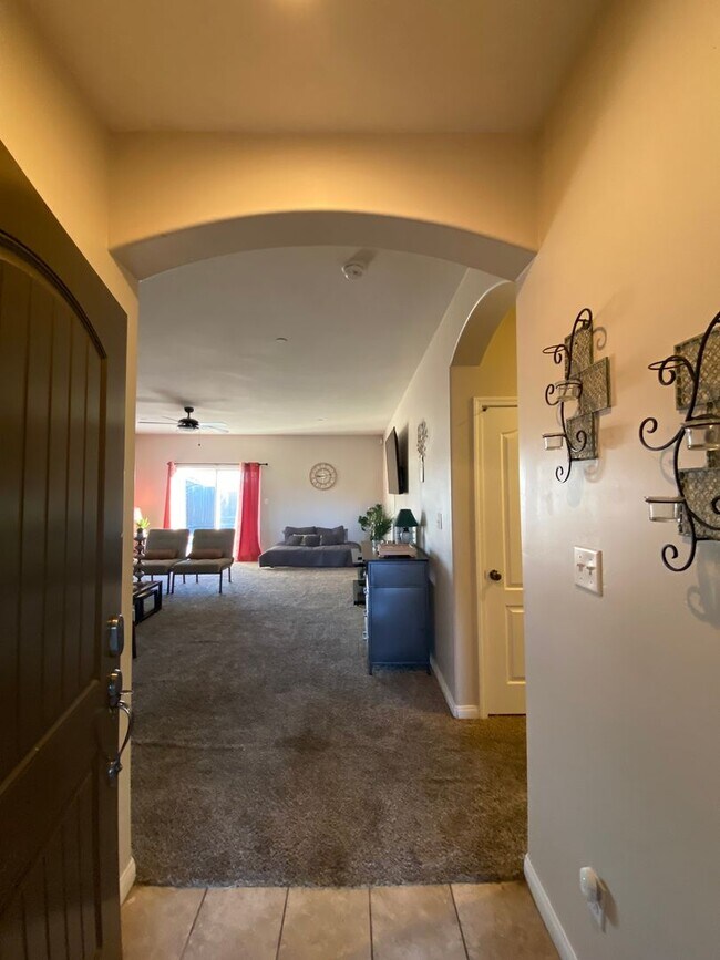 Building Photo - Affordable 3 BD 2 BA house in SE Bakersfield Near Union Ave & Berkshire Road