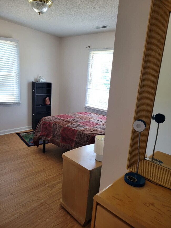 Building Photo - 305 Humble Rd