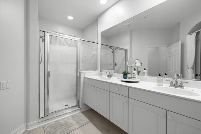 Building Photo - Tarpon Cove condo - close to the beach. Yacht club membership is available.