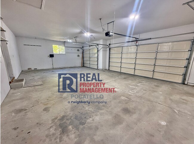 Building Photo - Beautiful 4 bed 2 1/2 bath - 3 car garage