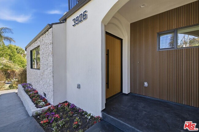 Building Photo - 3926 S Ridgeley Dr