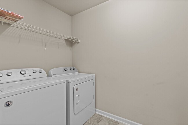 Building Photo - Gorgeous 3 Bedroom Townhome w/ Premium Finishes & Amenities - Pet Friendly!