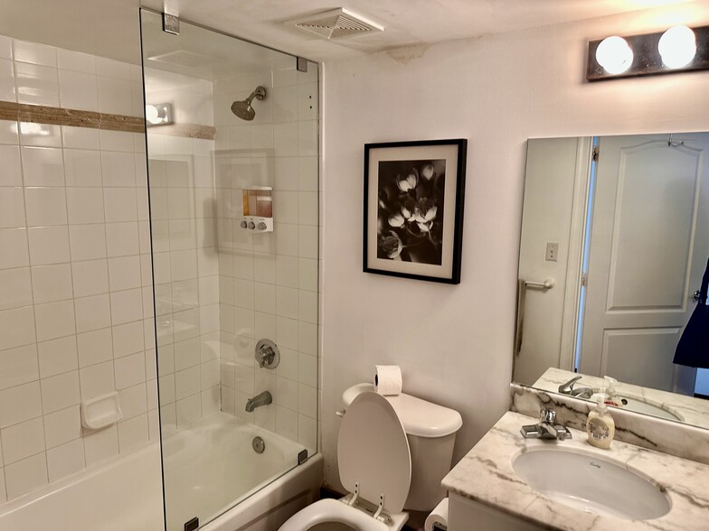 Building Photo - 1200 Brickell Bay Dr