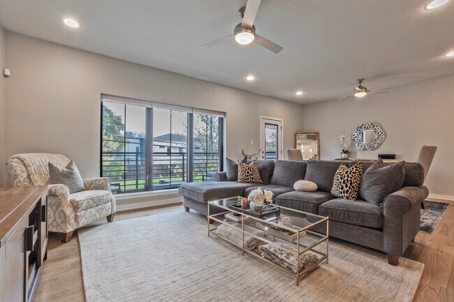 Building Photo - Stylish 2BR/2.5BA Townhome in Prime East Dallas – Attached Garage, Unbeatable Location